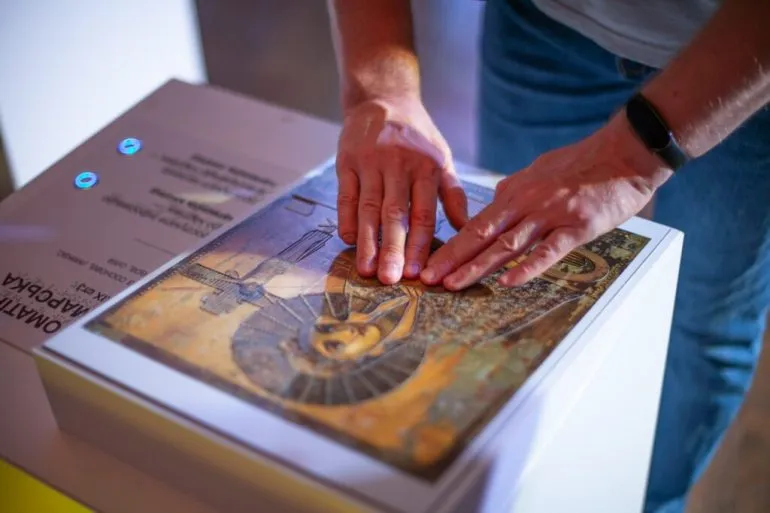 У Дніпрі презентували інклюзивний музейний проєкт «Мистецтво за межами зору»
