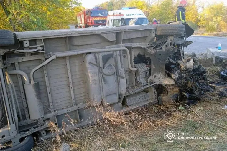 ДТП на Дніпропетровщині: авто злетіло у кювет і перекинулося