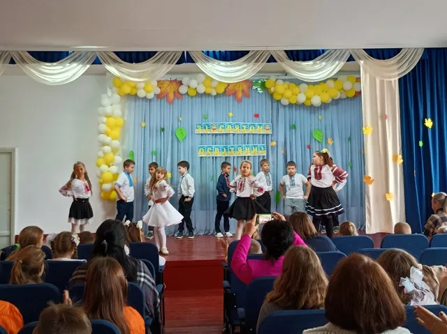 Від концерту до вітань ветеранів: як відзначили День вчителя у Новоолександрівському ліцеї
