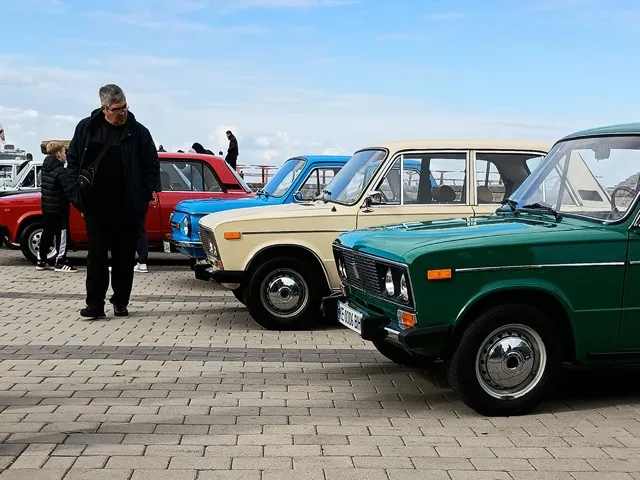 Ретроавтопробіг у Дніпрі: святкування Дня автомобіліста