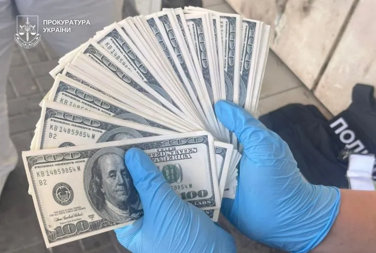 Група осіб обвинувачується у спробі незаконного виїзду з України за 12 тисяч доларів