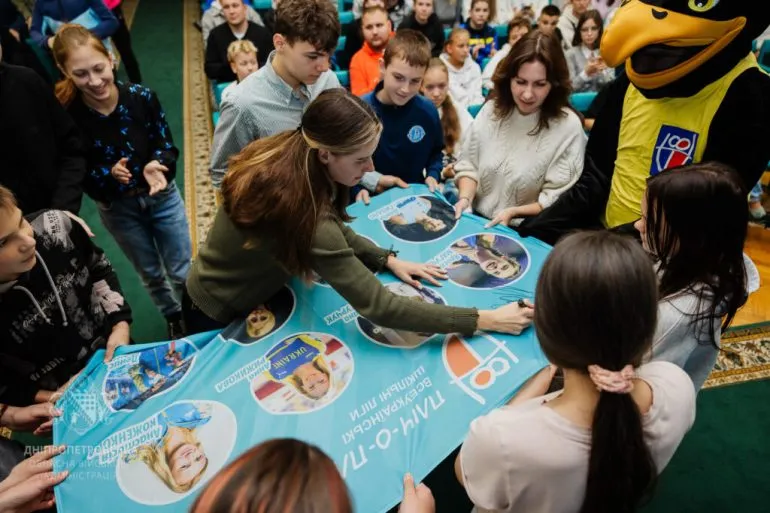 Діти Дніпропетровщини зустрілися з чемпіонкою Ярославою Магучіх