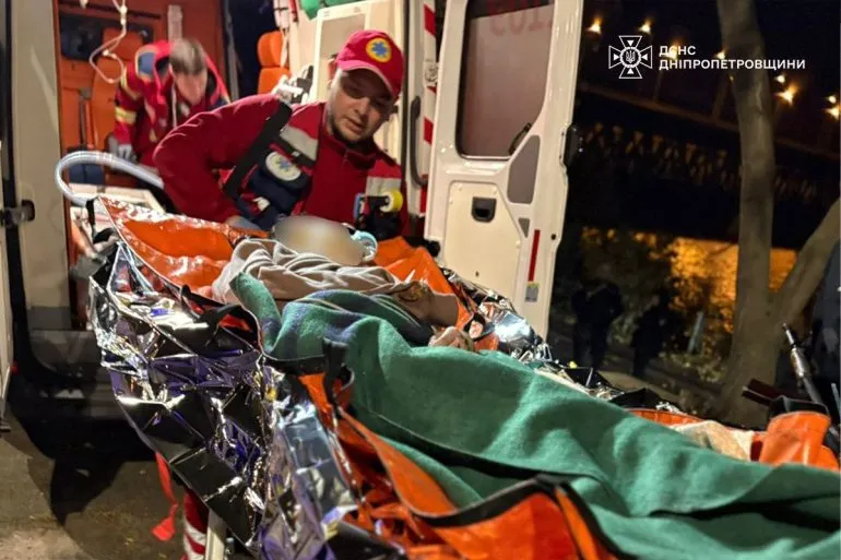 У Дніпрі водолази врятували дівчину, яка стрибнула у річку