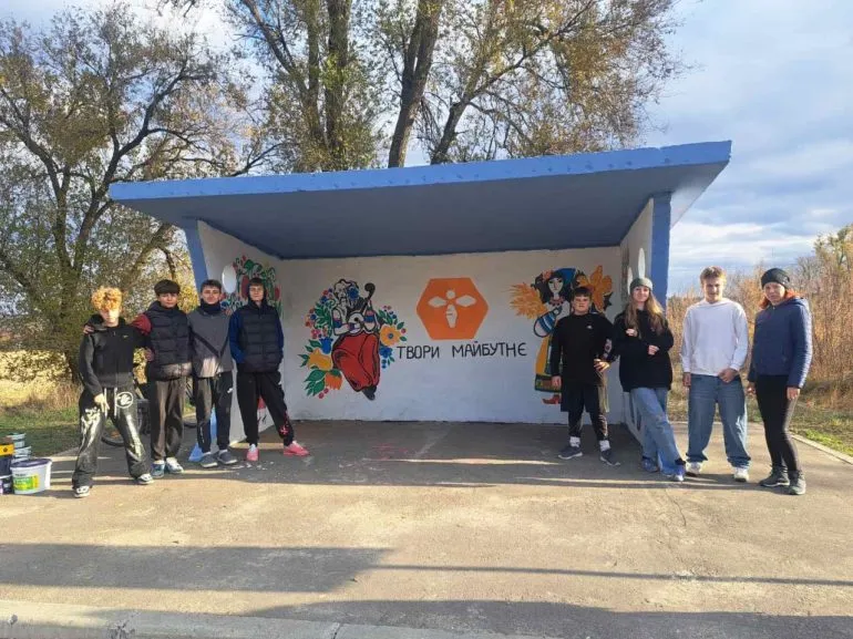 Автобусна зупинка у Вишневому стала яскравою окрасою села