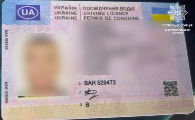 Дніпровські патрульні викрили випадки підробки документів