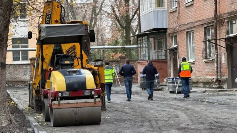 Ремонт внутрішньоквартальних доріг у Дніпрі: нові асфальтні покриття