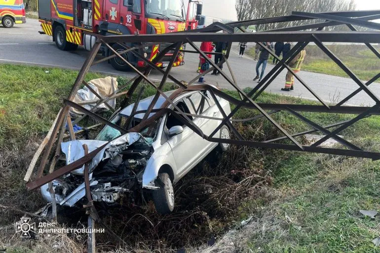 ДТП у Дніпровському районі: водій Ford Focus врізався в електроопору