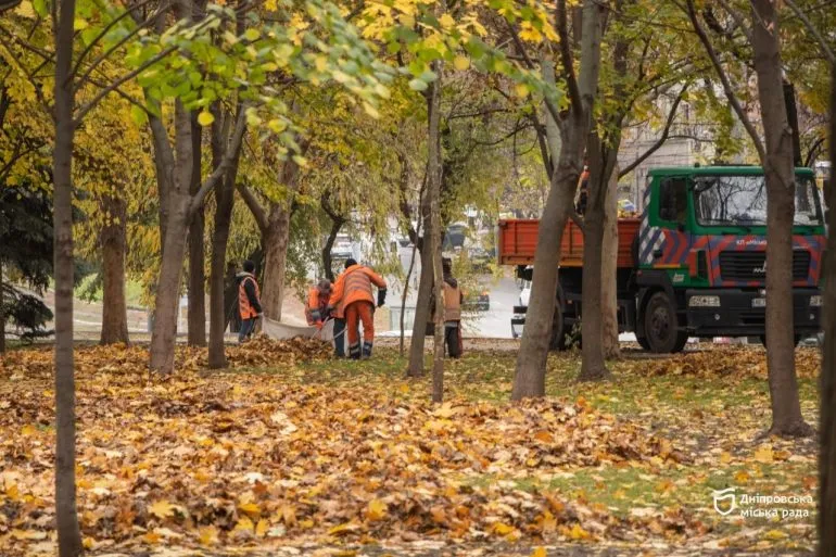 Активне прибирання листя у Дніпрі в рамках акції #ЧистийДніпро
