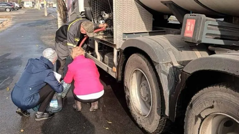 У Дніпрі триває підвезення води для мешканців Північного масиву