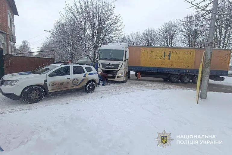 Поліція Дніпровського району допомогла водієві у складних погодних умовах