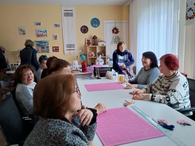 У Синельниківському просторі ‘Ниточки надії’ відбувся майстер-клас із ліплення коників