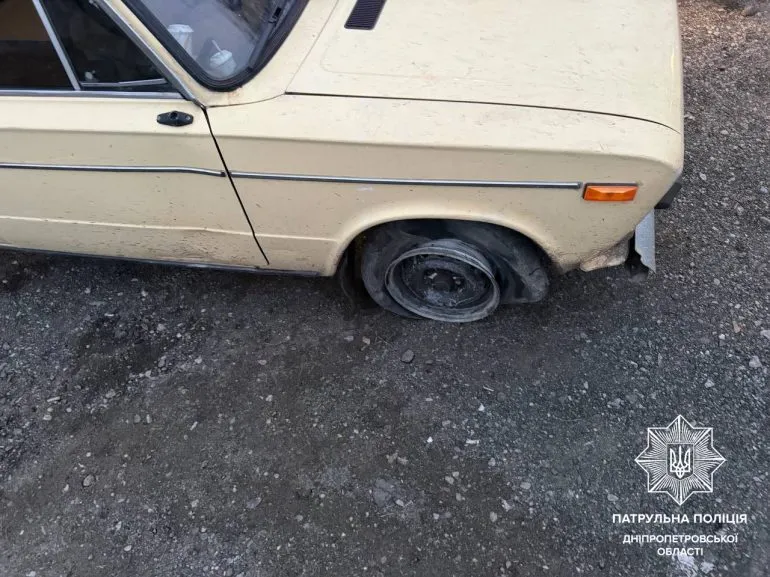 У Дніпрі неповнолітній водій керував авто з пробитим колесом