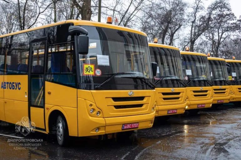 Дніпропетровщина отримала 8 нових шкільних автобусів для громади