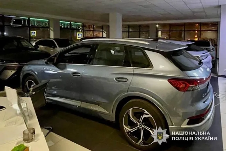У Дніпрі чоловік з ножем пошкодив автомобілі в автосалоні