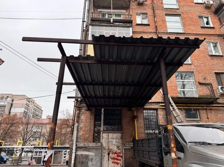 У Дніпрі демонтували незаконний навіс біля житлового будинку