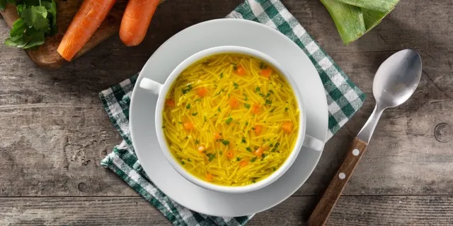 Простий рецепт курячого супу з локшиною для всієї родини