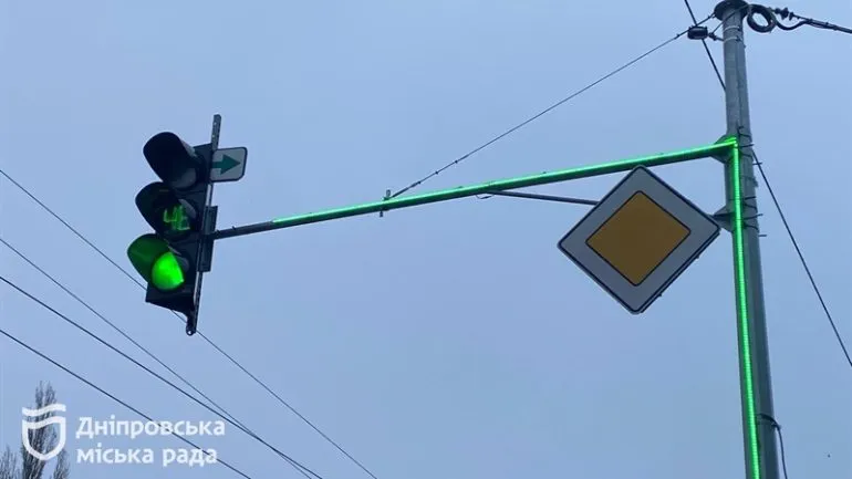 У Дніпрі встановлюють LED-повторювачі для покращення безпеки на дорогах