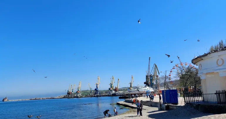 У Феодосії ймовірно атакували морський порт і нафтобазу