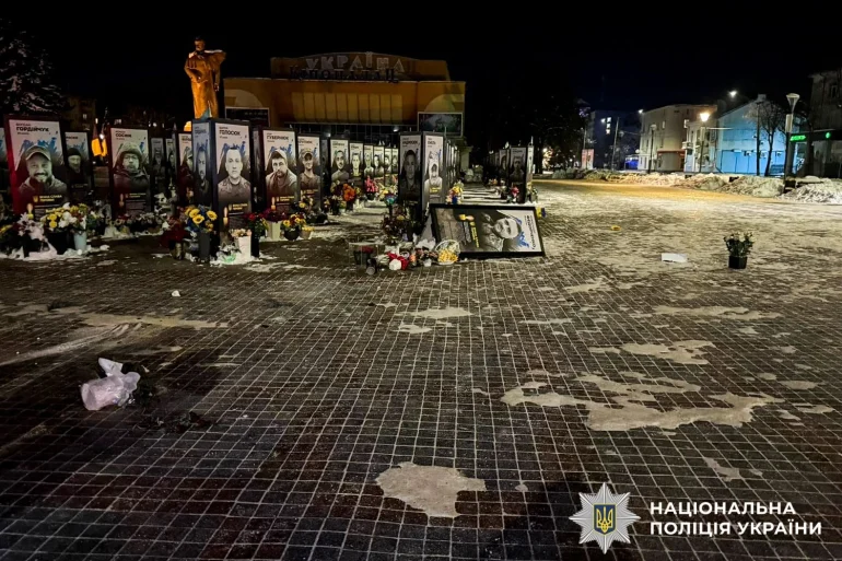 У Рівному жінка перекинула портрети полеглих: відкрито провадження