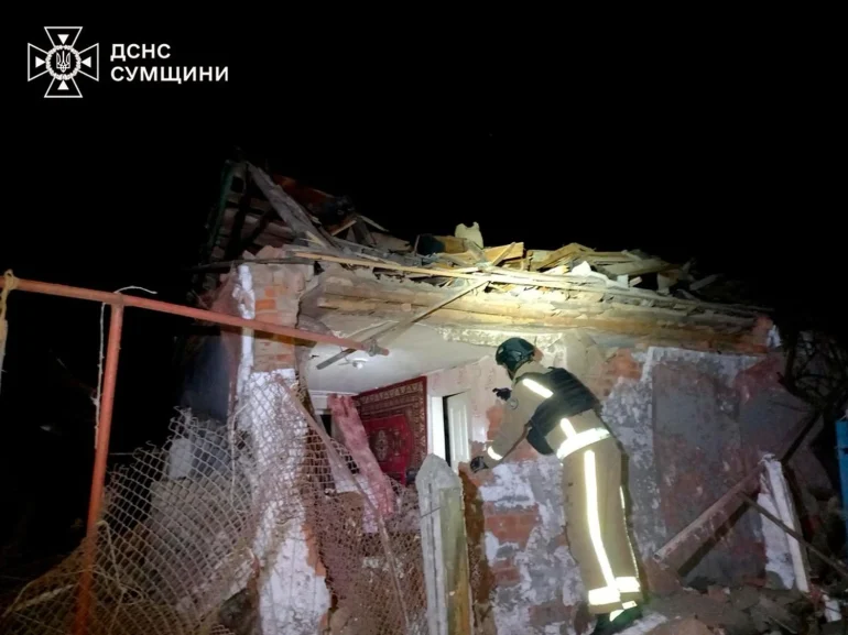 Авіація рф вдарила по житловому сектору в Сумах: поранено дитину, пошкоджено 15 будинків