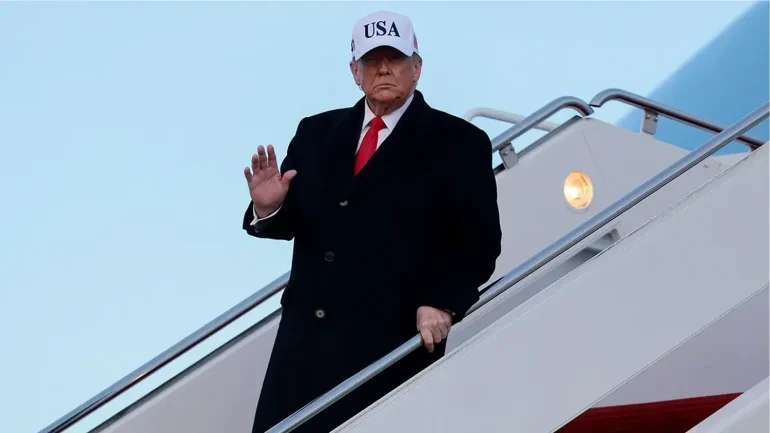 Літак Трампа повернувся на базу через проблему з електропроводкою