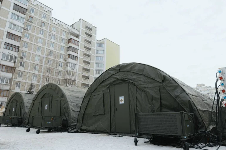 На Троєщині розгорнули наметові містечка через відключення світла та опалення