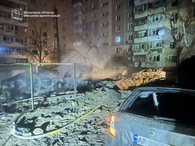 Обстріл у Запоріжжі: росіяни влучили у двір, пошкоджено понад 100 квартир