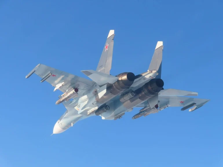 Іспанські F-18 перехопили озброєні Су-30СМ росії над Балтикою
