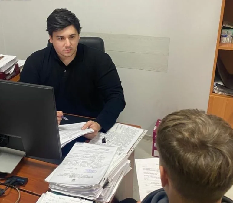 У Києві підозрюють двох юнаків у шахрайстві з дронами на понад 600 тис. грн