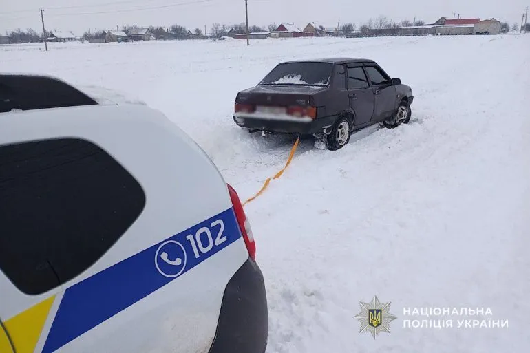 Поліція Нікопольщини допомагає під час негоди