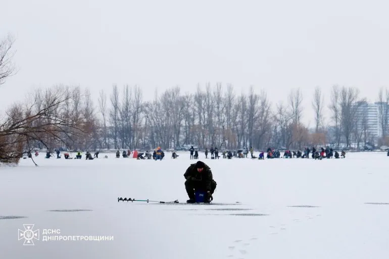 ДСНС попереджає рибалок Дніпра про небезпеку тонкої криги