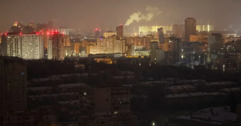 Аварійні відключення світла в Києві та шести областях тривають