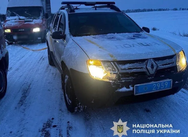 Поліцейський врятував водіїв у зимових умовах на дорозі