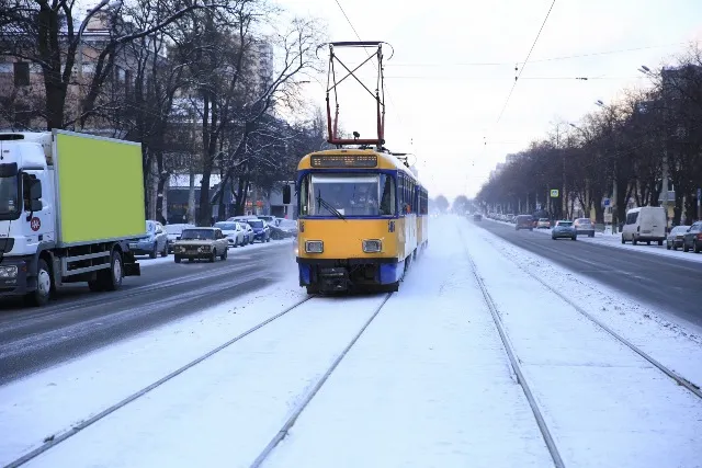 У Дніпрі хуртовина ускладнює рух транспорту