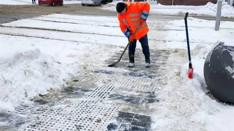 У Дніпрі комунальні служби очищають дороги та тротуари від снігу