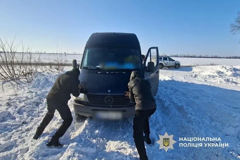 Поліцейські Нікополя витягли вантажівку зі заметів