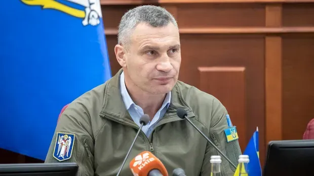 Київ у сніговому хаосі: Кличко закликав мешканців не виїжджати