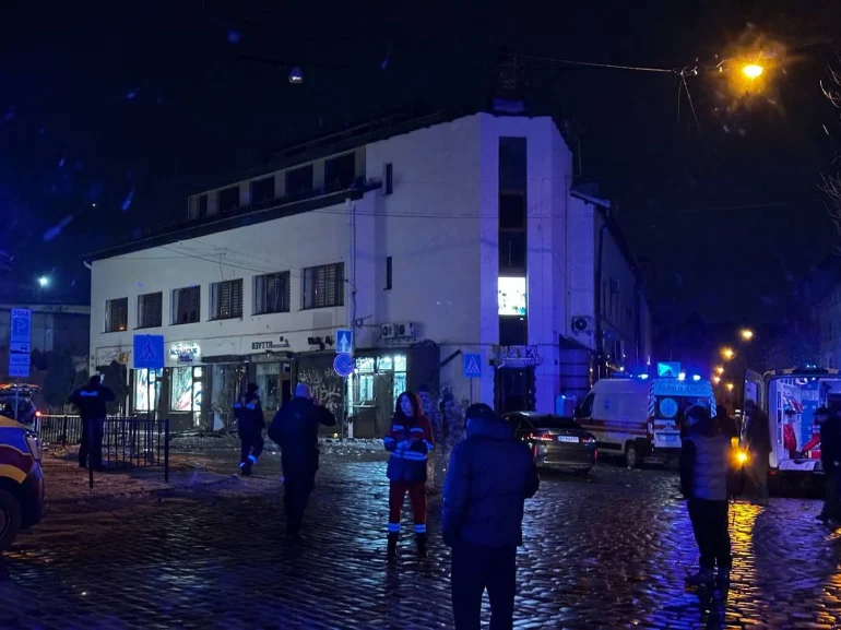 У центрі Львова пролунали вибухи, є постраждалі
