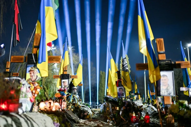 Львів запалив “Промені пам’яті” над могилами загиблих захисників напередодні річниці