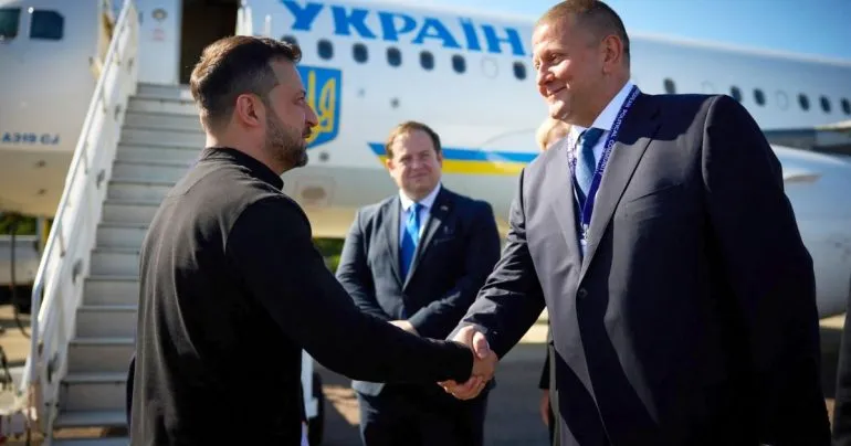 Зеленський: не планую звільняти Залужного після його критики