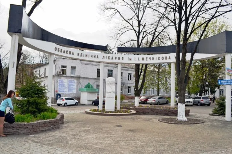 У Мечникова провели складну нейрохірургічну операцію після атаки
