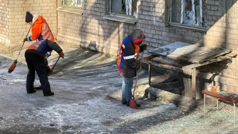 Дніпро ліквідує наслідки ракетно-дронової атаки