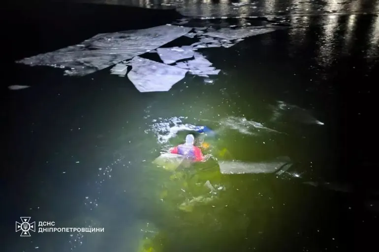 У Дніпрі рятувальники дістали з води тіло чоловіка