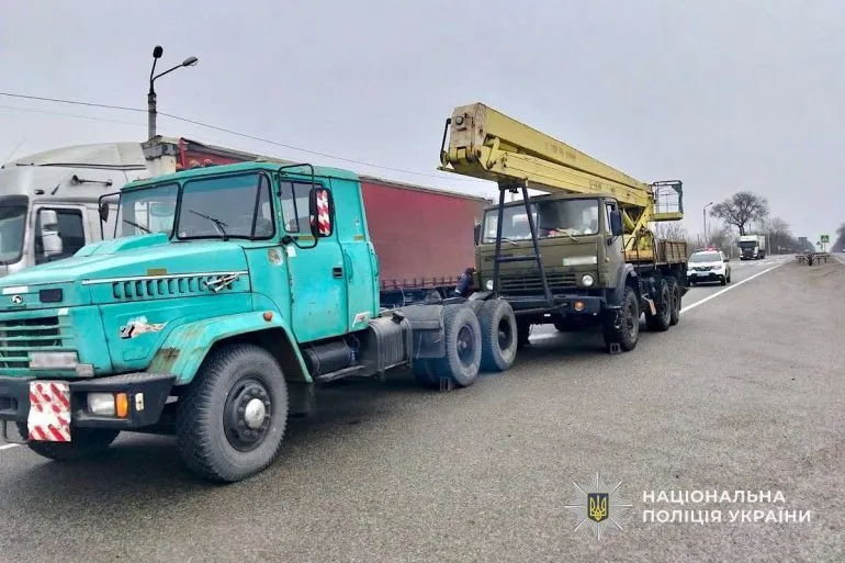 Поліцейські допомогли водієві вантажівки на трасі Дніпро — Кривий Ріг