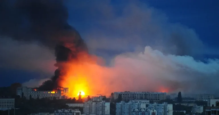 Балістична ракета влучила в багатоповерхівку в Харкові, є поранені