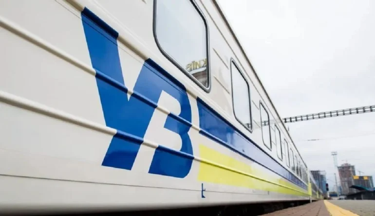 Укрзалізниця затримує міжнародні та внутрішні поїзди через обстріли