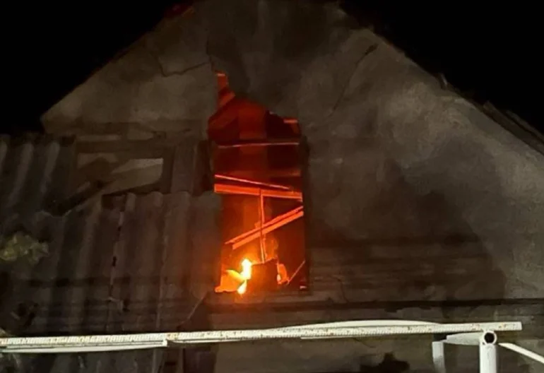 Нічний удар по Запоріжжю пошкодив приватний будинок і спричинив пожежу