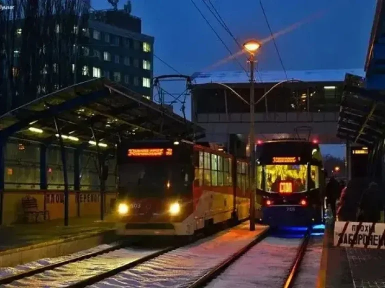 У Києві через нічний обстріл зупинився електротранспорт та зникло світло