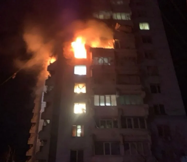 У Запоріжжі дрон влучив у багатоповерхівку: є поранений і пожежі