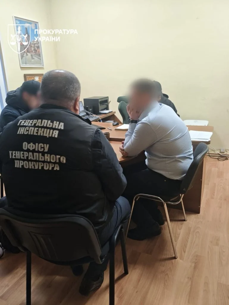 Затримали двох прокурорів Броварської окружної прокуратури за хабар